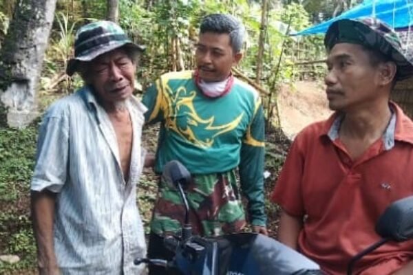 Tangis Haru Papuk Muslim Iringi Kepulangan Satgas TMMD ke-119