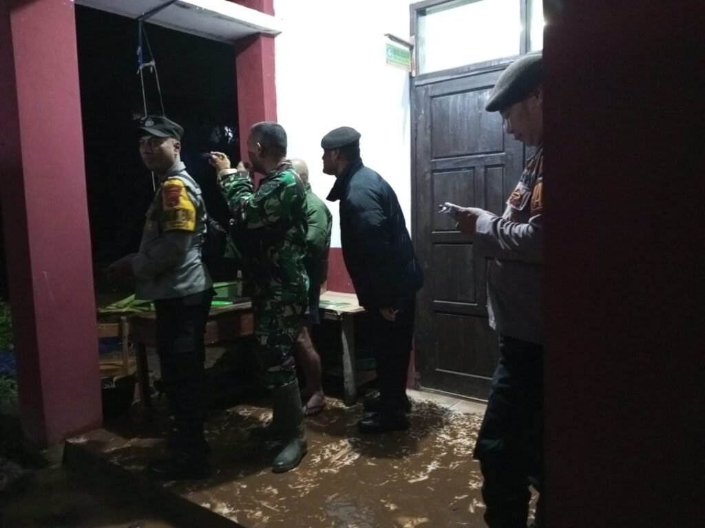 Beberapa Bangunan Rusak di Cilawu Akibat Tanah Longsor