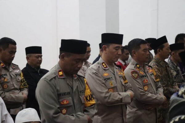 Taraweh Keliling Kapolres Garut di Masjid Besar Talegong Sulaiman Al Aziz