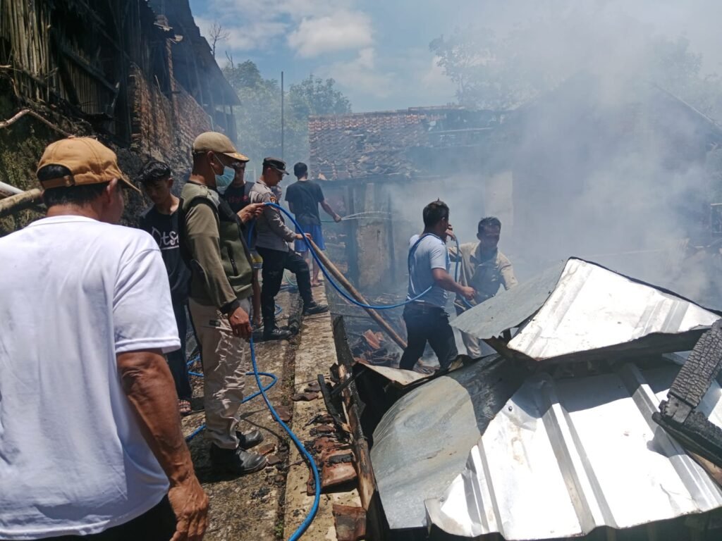 6 Rumah Dilalap Sijago Merah di Desa Padasuka