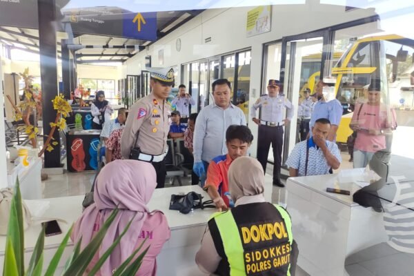 Jelang Mudik, Polres Garut Gelar Pemeriksaan Kendaraan dan Urin Kru Angkutan Umum