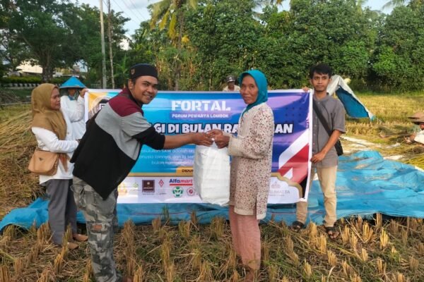 FORTAL Bersama Alfamart Bagi-bagi Paket Berbuka Puasa kepada Petani Lobar