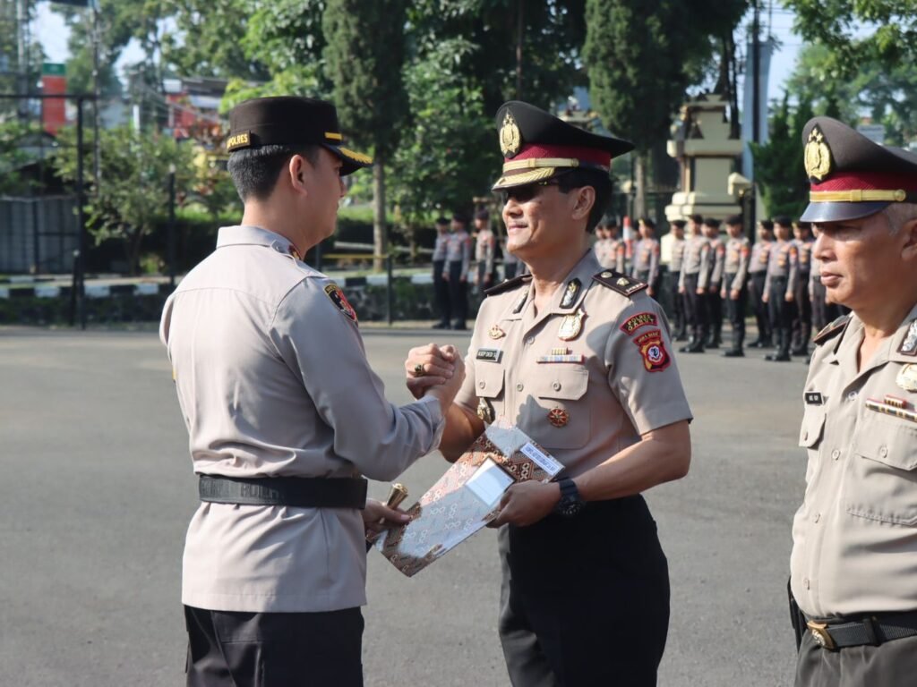 Polres Garut Gelar Upacara Pelepasan Personil Yang Masuki Masa Pensiun