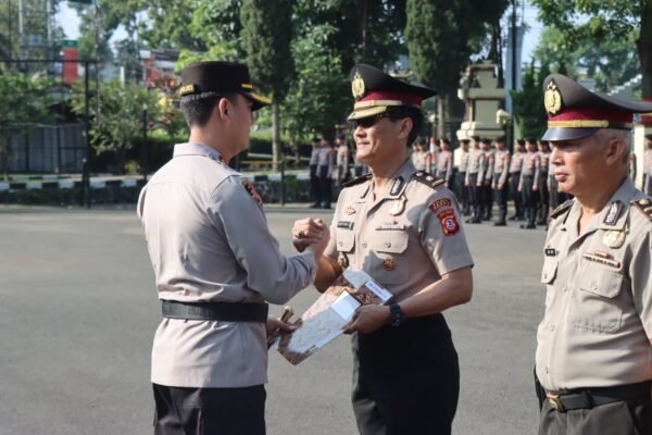 Polres Garut Gelar Upacara Pelepasan Personil Yang Masuki Masa Pensiun