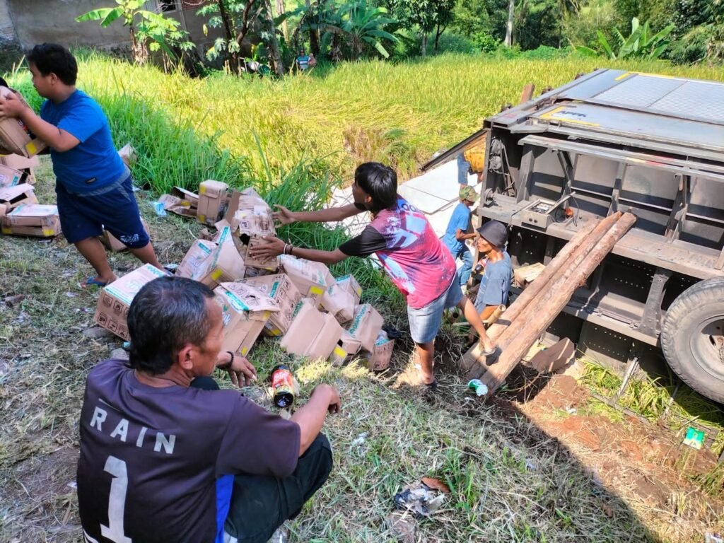 Truk Masuk Sawah di Jalan Raya Garut – Tasikmalaya