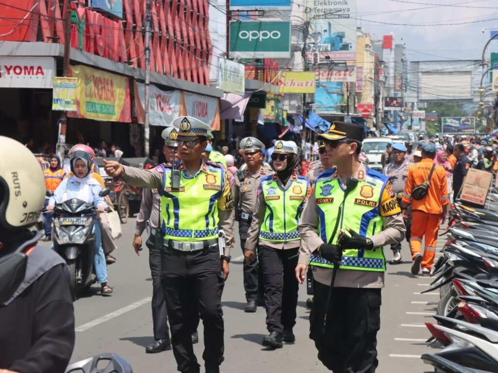 Polres Garut Bersama Petugas Gabungan Tertibkan Parkir Liar dan PKL