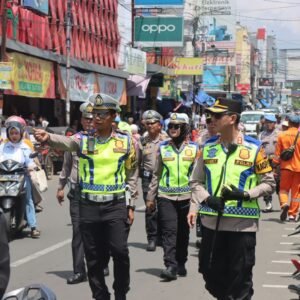 Polres Garut Bersama Petugas Gabungan Tertibkan Parkir Liar dan PKL