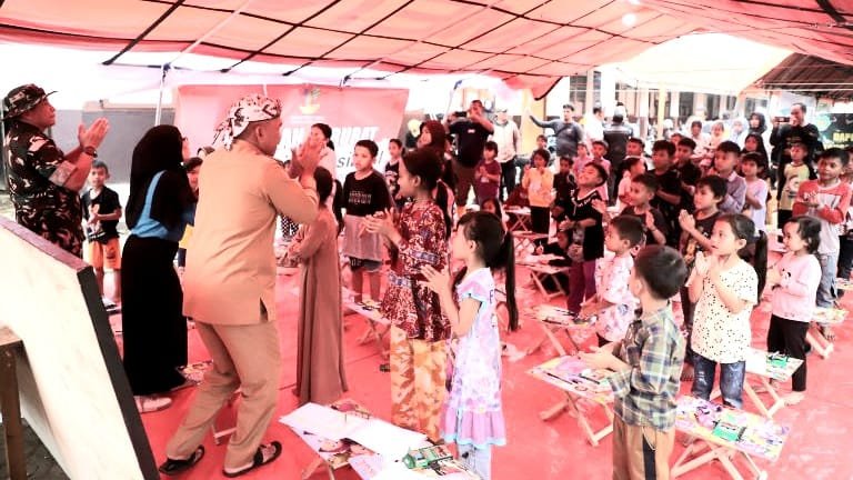 PJ-Bupati-KBB-Turun-Langsung-Beri-Trauma-Healing-pada-Korban-Longsor-di-cibenda-Cipongkor