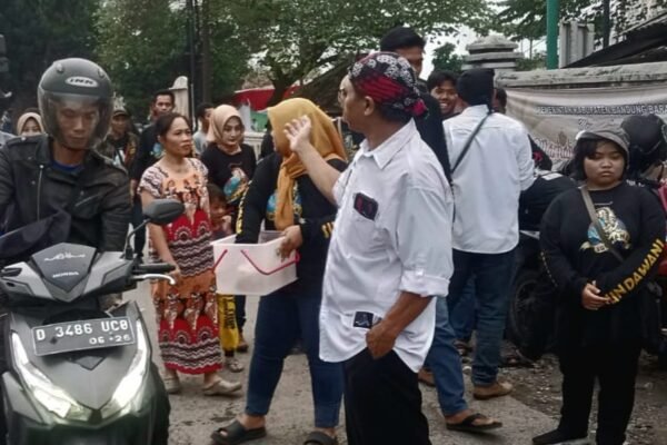 Sundawani Pererat Persodaraan Dengan Berbagi Takjil Kepada Pengguna Jalan