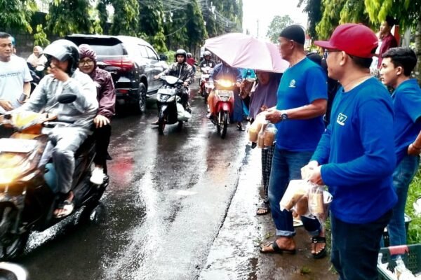 Raih Berkah Ramadhan, Gandara Group Bagikan Takjil Gratis Bersama SMP Islam Al Azhar 30 Tasikmalaya