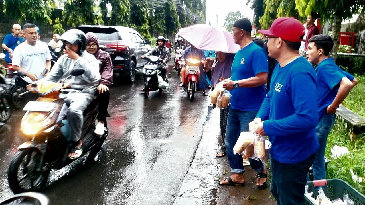 Raih Berkah Ramadhan, Gandara Group Bagikan Takjil Gratis Bersama SMP Islam Al Azhar 30 Tasikmalaya