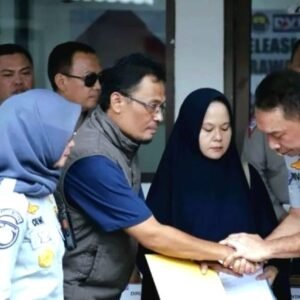 Direktur Utama PT Jasa Raharja (Persero) Rivan A Purwantono serahkan santunan sebesar Rp50 juta kepada satu ahli waris korban kecelakaan lalu lintas (laka) yang terjadi di Km 58, Karawang, Selasa,9-4-2024(Humas Jasaraharja)