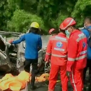 Kecelakaan maut melibatkan tiga kendaraan di jalur contraflow KM 58 Tol Jakarta-Cikampek, Kabupaten Karawang, Jawa Barat, pada Senin, 8 April