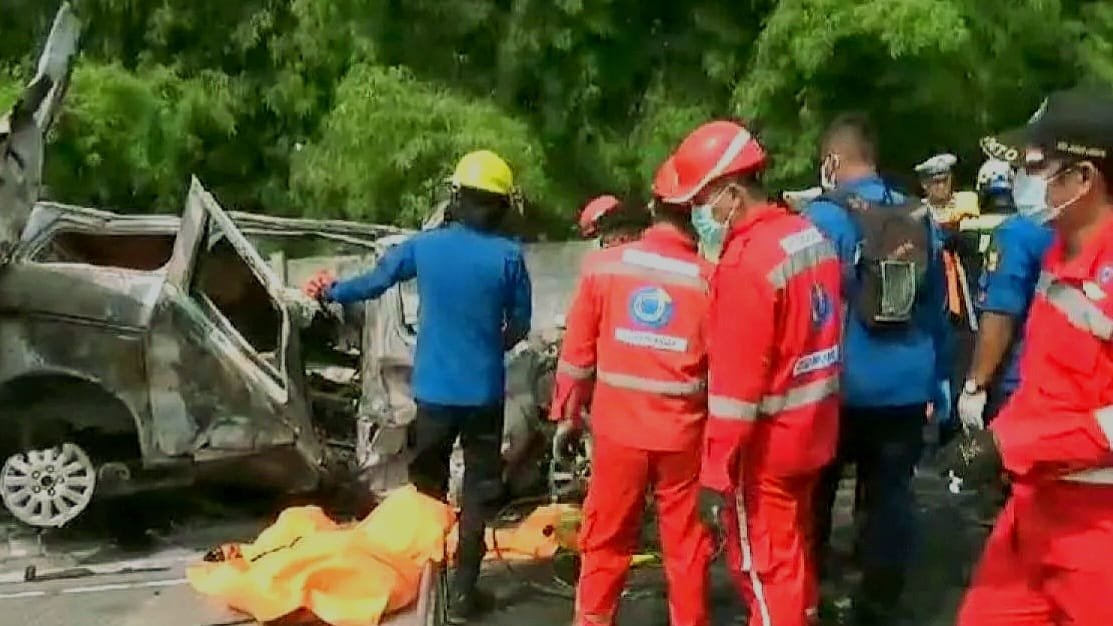 Kecelakaan maut melibatkan tiga kendaraan di jalur contraflow KM 58 Tol Jakarta-Cikampek, Kabupaten Karawang, Jawa Barat, pada Senin, 8 April
