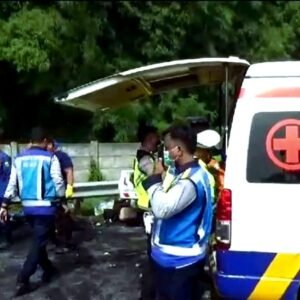 Petugas telah membawa 13 kantong jenazah dari lokasi kecelakaan lalu lintas di KM 58 jalan Tol Jakarta-Cikampek ke dua rumah sakit