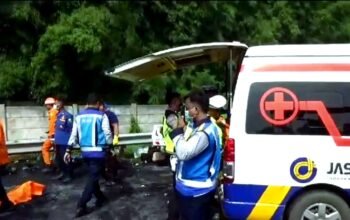 Petugas telah membawa 13 kantong jenazah dari lokasi kecelakaan lalu lintas di KM 58 jalan Tol Jakarta-Cikampek ke dua rumah sakit