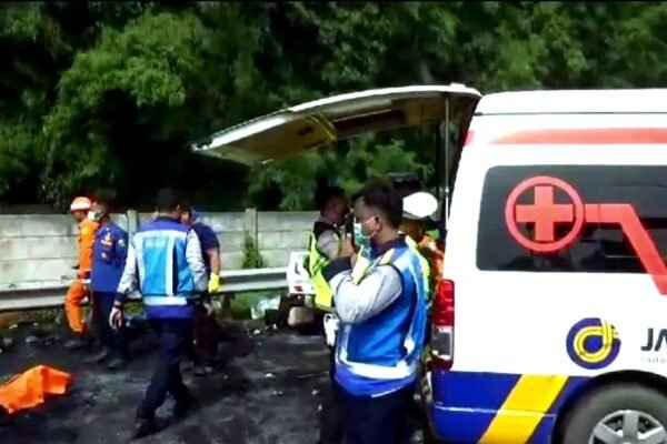 Petugas telah membawa 13 kantong jenazah dari lokasi kecelakaan lalu lintas di KM 58 jalan Tol Jakarta-Cikampek ke dua rumah sakit