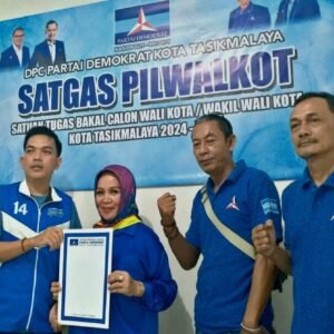 Hj. Siti Hajar Juhara, seorang bendahara DPC Partai Demokrat Kota Tasikmalaya