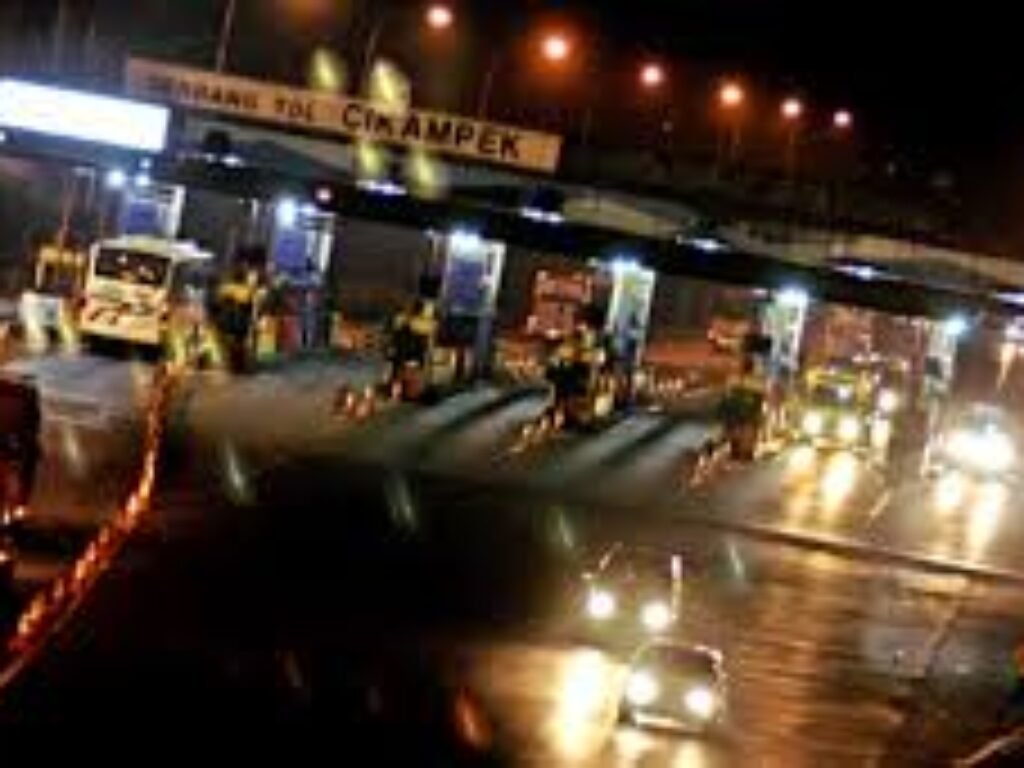 Ratusan Ribu Kendaraan Mulai Keluar Meninggalkan Bandung Pasca Lebaran