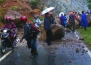 Jalan Alternatif Garut-Tasik Lumpuh Total Akibat Tertutup Longsoran Tebing