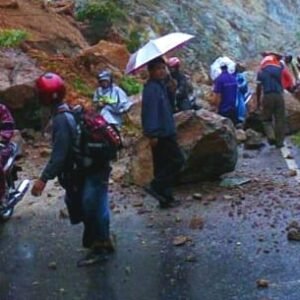 Jalan Alternatif Garut-Tasik Lumpuh Total Akibat Tertutup Longsoran Tebing