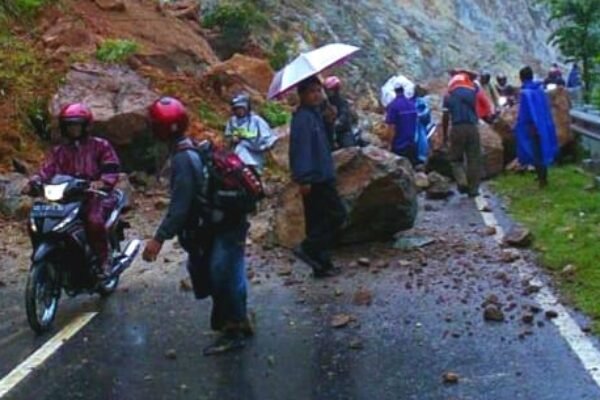 Jalan Alternatif Garut-Tasik Lumpuh Total Akibat Tertutup Longsoran Tebing