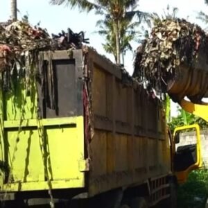 DLH Garut Turunkan Lima Dump Truck Angkut 40 Ton Sampah di Sungai Ciparai