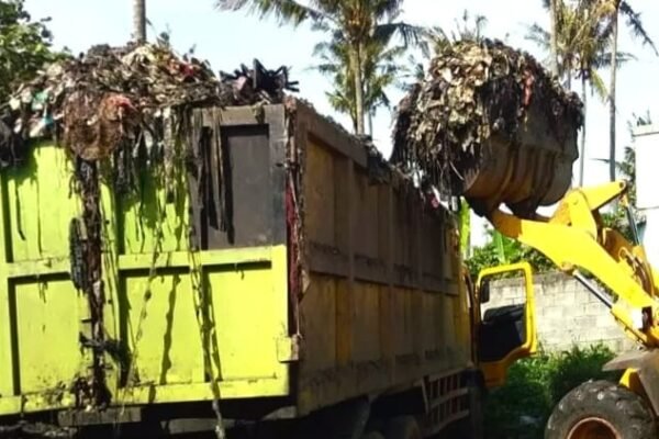 DLH Garut Turunkan Lima Dump Truck Angkut 40 Ton Sampah di Sungai Ciparai