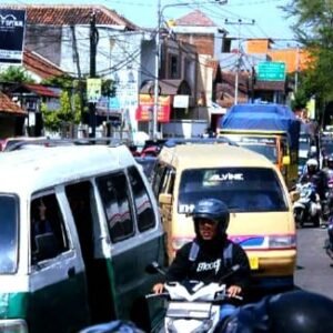 Jalan Samarang Dipadati Kendaraan Para Wisatawan Yang Menuju Pantai dan Darajat