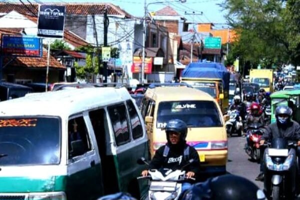 Jalan Samarang Dipadati Kendaraan Para Wisatawan Yang Menuju Pantai dan Darajat