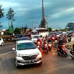 Urai kemacetan Polres Garut Alihkan Arus Lalin Bandung Menuju Garut ke Jalur Alteratif