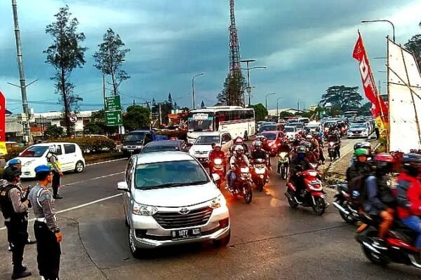 Urai kemacetan Polres Garut Alihkan Arus Lalin Bandung Menuju Garut ke Jalur Alternatif