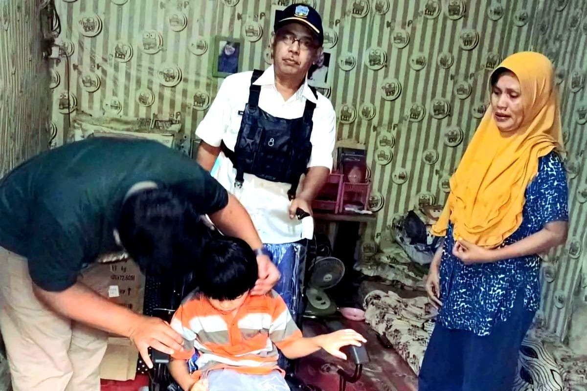 Pasangan Lansia Perawat Cucu Disabilitas Cerebral Palsy di Garut Dapat Bantuan Kemensos