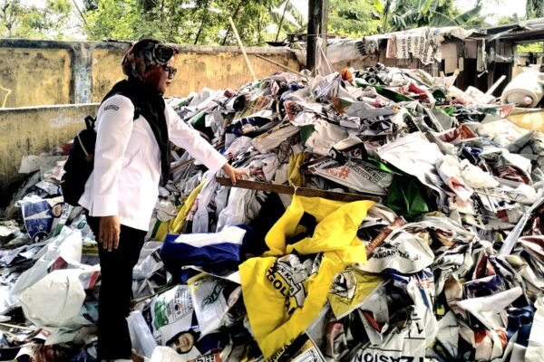 SMAN 6 dan Bawslu Mataram Ubah Sampah Elektoral Jadi Karya Seni Berwawasan