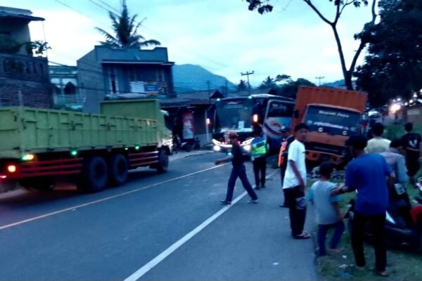 Truk Tabrak Pembatas Jalan di Limbangan, Arus Lalu Lintas Macet Tanpa Petugas Polisi
