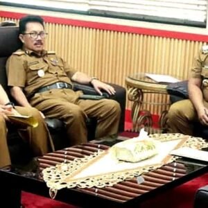 Kepala ATR/ BPN Lamsel Datangi Bupati Serahkan 13 Sertifikat Milik Pemda