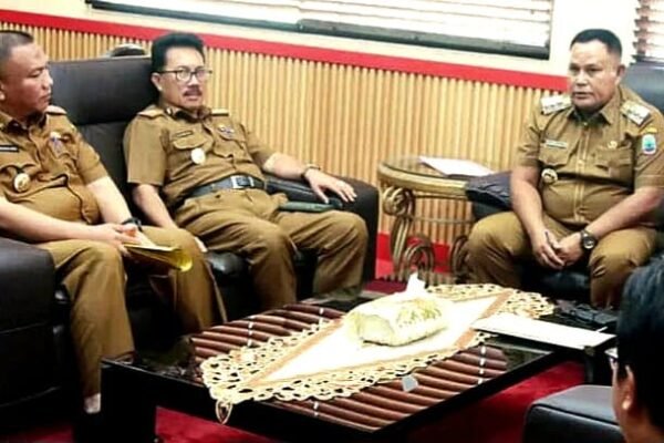 Kepala ATR/ BPN Lamsel Datangi Bupati Serahkan 13 Sertifikat Milik Pemda