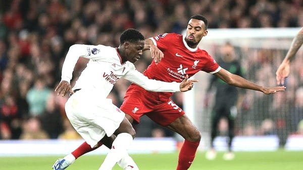 pertandingan besar antara Manchester United (MU) melawan Liverpool.