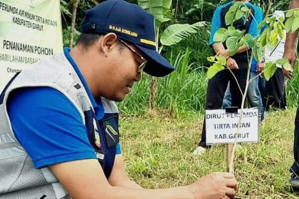 Peringati Hari Lahan Basah Sedunia PDAM Tirta Intan Tanam 2000 pohon Jaga Keberlanjutan Lingkungan dan Sumber Daya Air