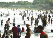 Pasir Putih Yang Halus Memikat Ribuan Wisatawan Berkunjung ke Pantai Santolo