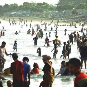 Pasir Putih Yang Halus Memikat Ribuan Wisatawan Berkunjung ke Pantai Santolo