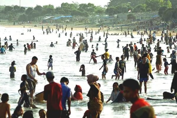 Pasir Putih Yang Halus Memikat Ribuan Wisatawan Berkunjung ke Pantai Santolo
