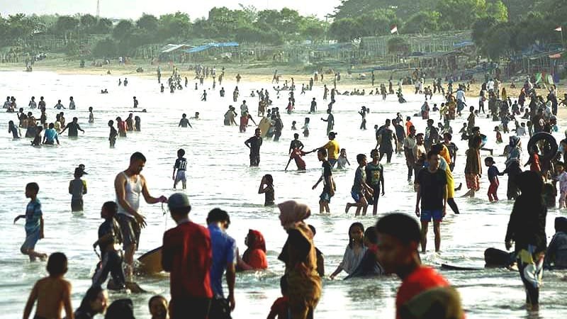 Pasir Putih Yang Halus Memikat Ribuan Wisatawan Berkunjung ke Pantai Santolo