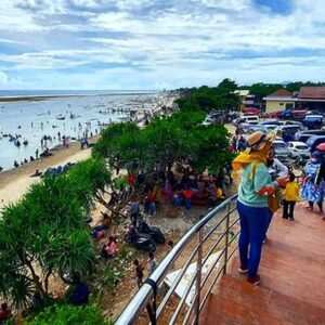 Pantai Sayang Heulang Selau Dibanjiri Pengujung Usai Lebaran