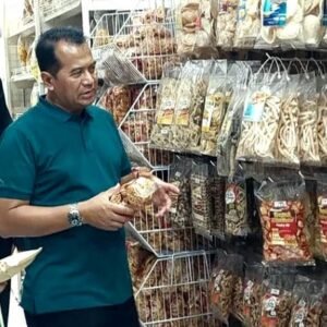 Produk UKM lokal yang dipajang di salah satu pusat perbelanjaan di Kota Probolinggo diserbu