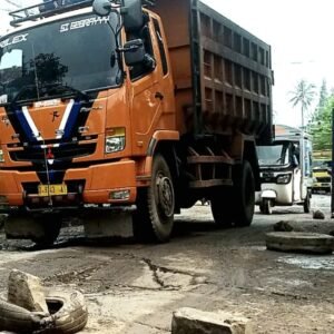Akibat Jalan Cipatat- Cipeundeuy Berlubang 9 Lakalantas Terjadi Satu Korban Alami Patah Kaki