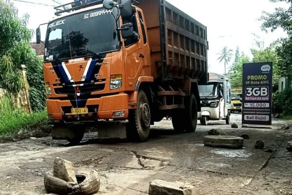 Akibat Jalan Cipatat- Cipeundeuy Berlubang 9 Lakalantas Terjadi Satu Korban Alami Patah Kaki