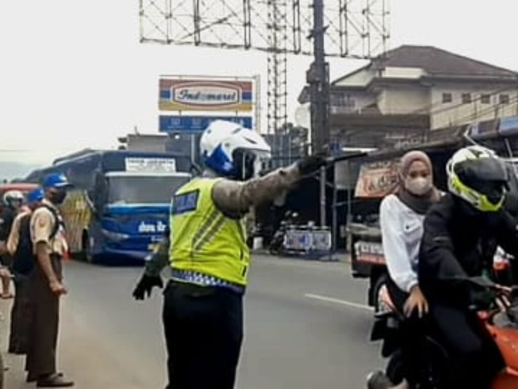 Urai Kepadatan Kendaraan di Jalur Limbangan Polres Garut Terapkan Sitem One Way