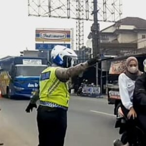 Urai Kepadatan Kendaraan di Jalur Limbangan Polres Garut Terapkan Sitem One Way