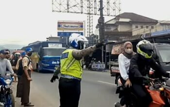 Urai Kepadatan Kendaraan di Jalur Limbangan Polres Garut Terapkan Sitem One Way